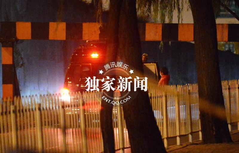 明星足球隊(duì)夜會(huì)餃子館 孫楠房車主路倒車
