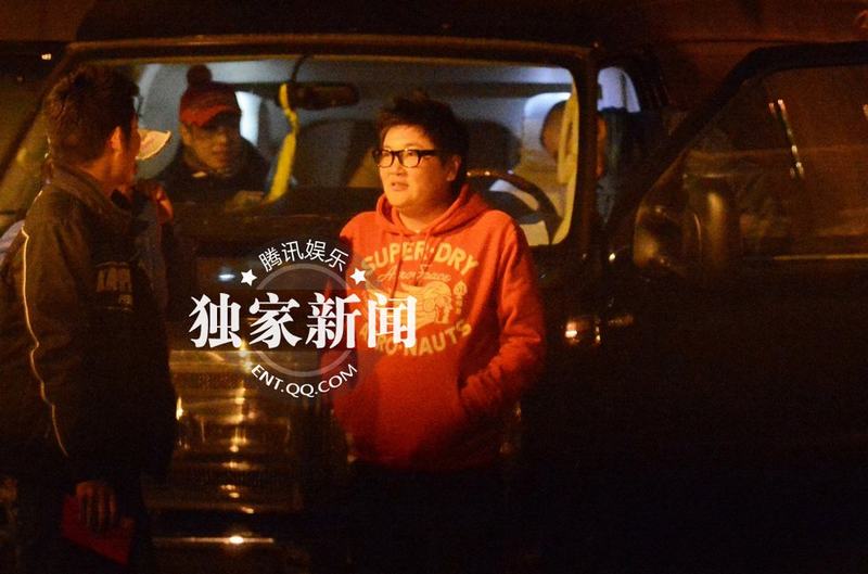 明星足球隊(duì)夜會(huì)餃子館 孫楠房車(chē)主路倒車(chē)