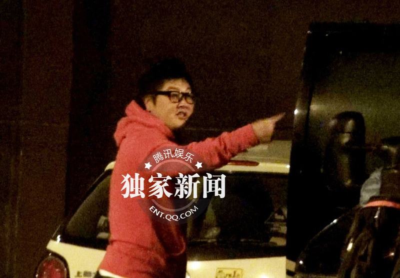 明星足球隊(duì)夜會餃子館 孫楠房車主路倒車