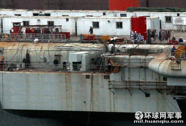 資料圖：瓦良格航母接受改造。