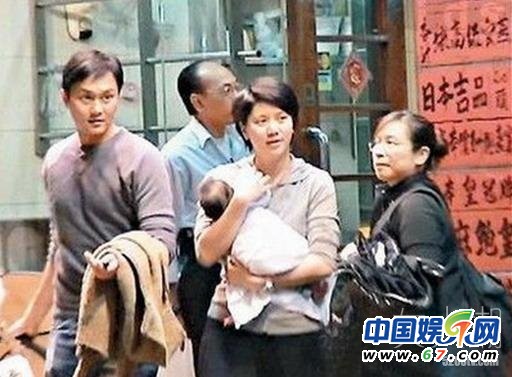 盤點(diǎn)當(dāng)眾哺乳秀母愛(ài)的女星