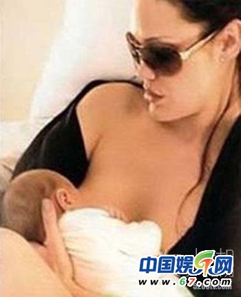 盤(pán)點(diǎn)當(dāng)眾哺乳秀母愛(ài)的女星