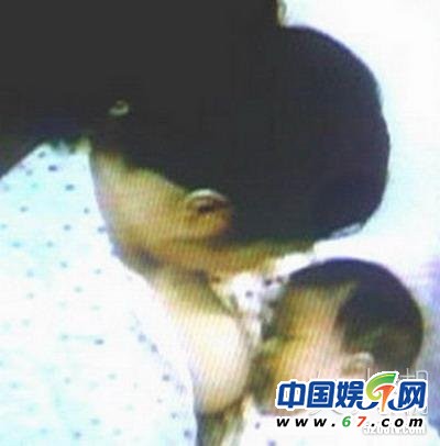 盤點(diǎn)當(dāng)眾哺乳秀母愛的女星
