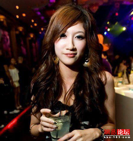 KTV里盡是齷齪男女 瘋玩無(wú)底線