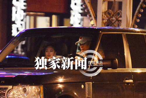 王全安攜妻開(kāi)豪車(chē)出街秀恩愛(ài) 張雨綺冬裝裹身顯臃腫