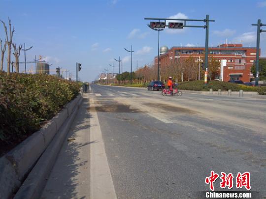 事發(fā)現(xiàn)場(chǎng)位于路口紅綠燈處。　谷華　攝