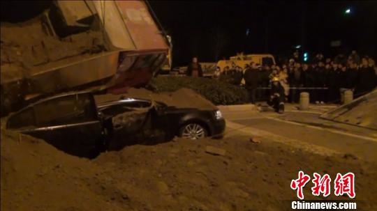 小轎車被渣土車及所載泥土壓扁?！」热A　攝
