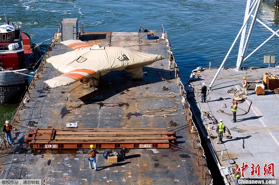 美國(guó)新型無(wú)人機(jī)X-47B登上航母