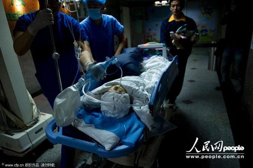 手術(shù)后，小樂被送往重癥監(jiān)護(hù)室。