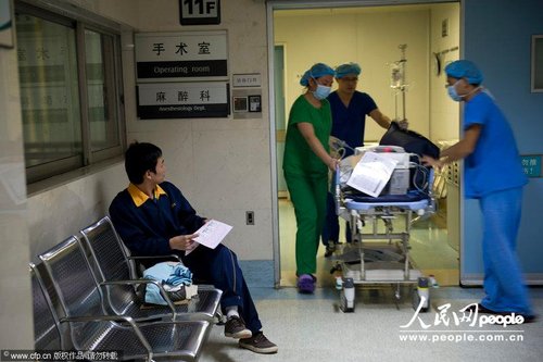 三個多小時后，小樂被推出手術(shù)間，他的父親雷某有些不知所措。