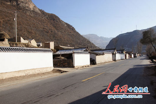 甘肅漳縣殪虎橋鄉(xiāng)東橋村，一排已經粉刷過的“遮羞墻”（人民網(wǎng)記者 高翔 張鵬 隋欣 攝）
