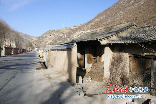 甘肅漳縣殪虎橋鄉(xiāng)東橋村，一間被墻所擋的民房（人民網(wǎng)記者 高翔 張鵬 隋欣 攝）