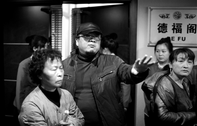 昨日，在河北香河天下第一城，相關(guān)負(fù)責(zé)人（左二）走出會(huì)議室與參加演出的老人們溝通。