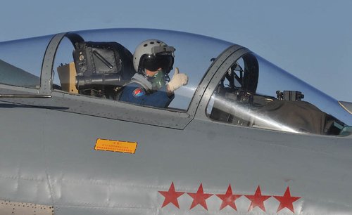 我空軍出動(dòng)殲10殲11機(jī)群舉行最大規(guī)?？諔?zhàn)演練
