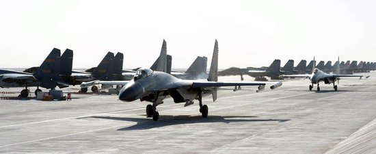 我空軍出動殲10殲11機群舉行最大規(guī)?？諔?zhàn)演練