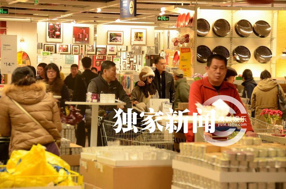 何潔與男友逛家居店高調摟抱