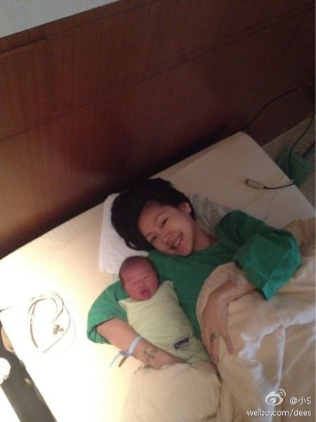 4月5日，小S生下小女兒。