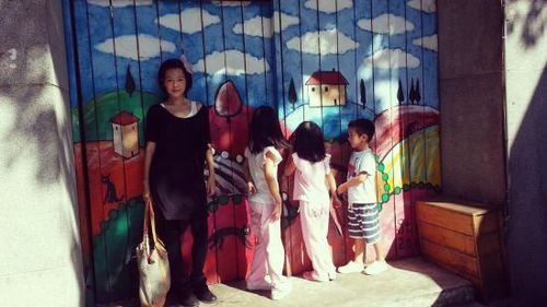 小S帶漂亮女兒們逛藝術館