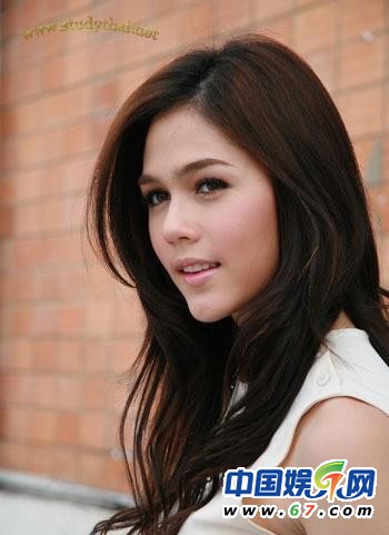 Chompoo:她是1981年出生，爸爸是英國人，媽媽是泰國人.泰國的主持人和演員