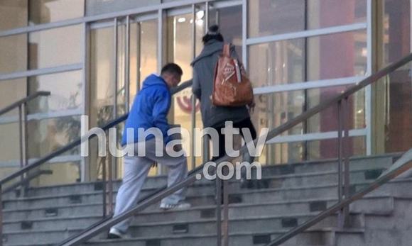 孫紅雷遮面會女友休閑裝顯土氣 女友駕百萬豪車當(dāng)司機