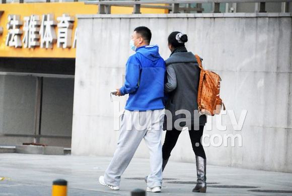 孫紅雷遮面會(huì)女友休閑裝顯土氣 女友駕百萬(wàn)豪車(chē)當(dāng)司機(jī)