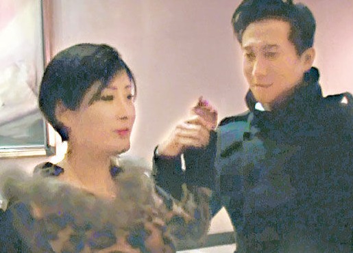 傳沖突事件中洪天明有份拉開眾人，旁為周家蔚。