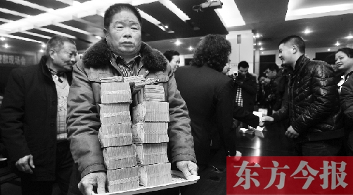 老卞領(lǐng)到九十余萬的執(zhí)行款后，忍不住流下了熱淚