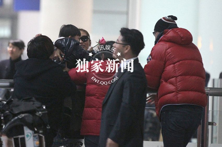 章子怡抵京撒貝寧接機 同回公寓秀恩愛