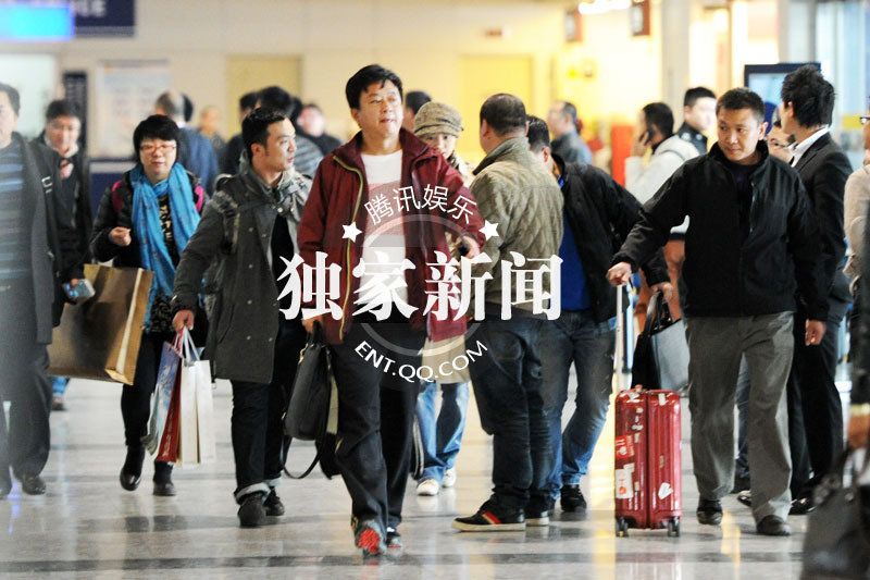 章子怡抵京撒貝寧接機 同回公寓秀恩愛