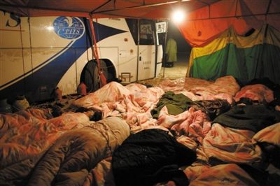 前日凌晨，迪溝鎮(zhèn)村民輪流排班徹夜看守被扣留的大巴車（該大巴曾用于接訪），沒輪到“值班”村民在大巴車旁搭起帳篷。新京報記者