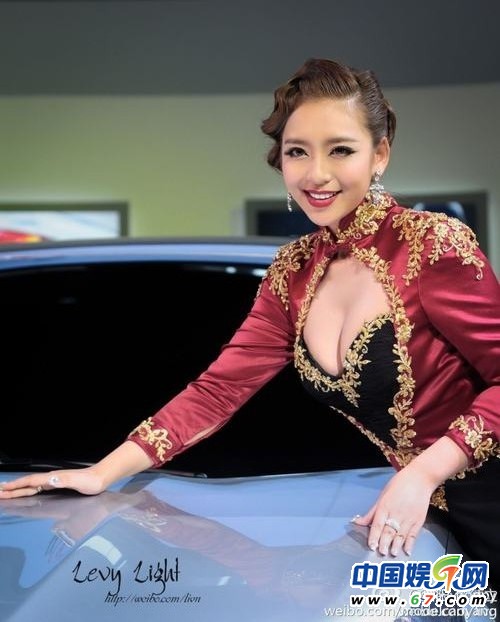 19歲嫩模曹陽(yáng)獲“車展女神”封號(hào) 海量私照曝光