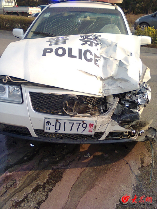 肇事后被棄在現(xiàn)場(chǎng)的警車。