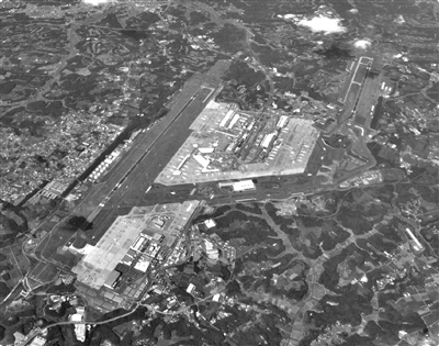 因為當?shù)剞r(nóng)民拒絕被拆遷，日本東京成田機場開港30多年還沒完工。圖中圓圈處為拒絕搬遷的釘子戶。