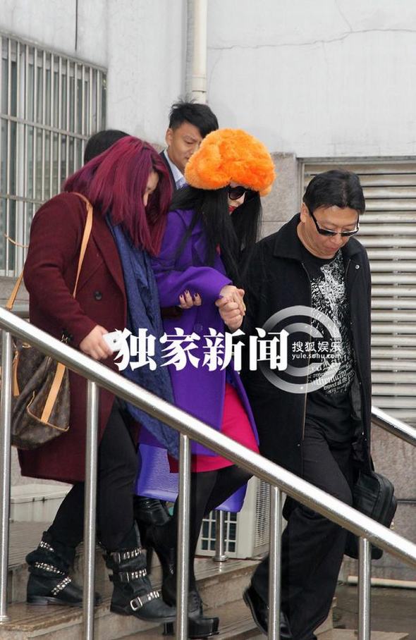 范冰冰橘色雷鋒帽撞色出行