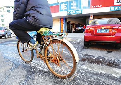 連日深寒市區(qū)路面頻現(xiàn)冰帶 私家車(chē)路口漂移