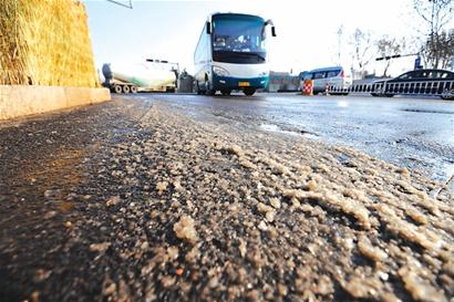 連日深寒市區(qū)路面頻現(xiàn)冰帶 私家車(chē)路口漂移