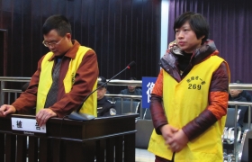 12月10日，衡陽(yáng)市中級(jí)人民法院，顧湘陵（左）和妻子吳利君當(dāng)庭接受庭審。圖/通訊員李建輝