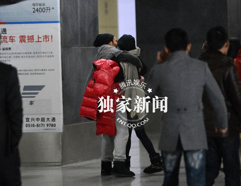 楊冪探班劉愷威熊抱秀恩愛(ài)