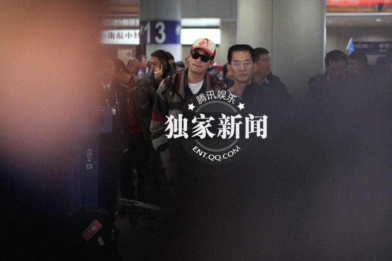 張默抵京機(jī)場(chǎng)過(guò)煙癮 神秘美女同車離去