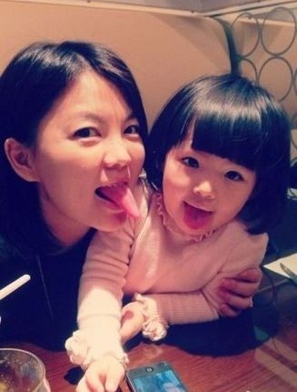 王岳倫微博曬妻子李湘與愛女合照。