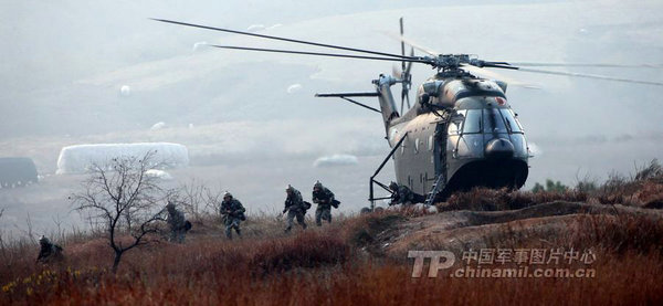 資料圖：南京軍區(qū)機降部隊投入戰(zhàn)斗。