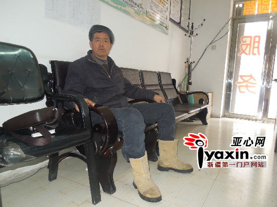 圖說(shuō)：12月10日，賈國(guó)強(qiáng)在沙灣縣法律援助中心等待去交涉執(zhí)行案款。