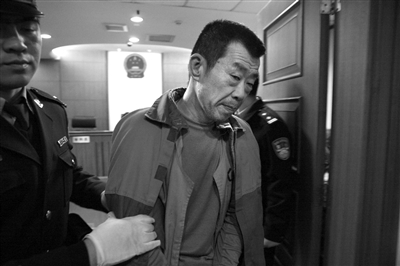 昨日宣判后，劉書(shū)魁被法警帶出法庭。通訊員 李佳 攝