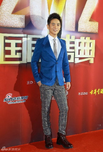 國劇盛典紅毯秀：劉詩詩端莊 楊冪上圍豐滿 袁莉緊挽老公