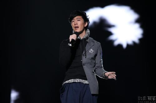 《中國(guó)好聲音》巡演南昌站 吳莫愁變身Lady Gaga