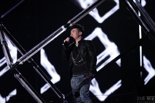 《中國(guó)好聲音》巡演南昌站 吳莫愁變身Lady Gaga