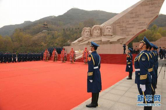 資料圖：中國空軍官兵瞻仰空軍英雄紀(jì)念墻。