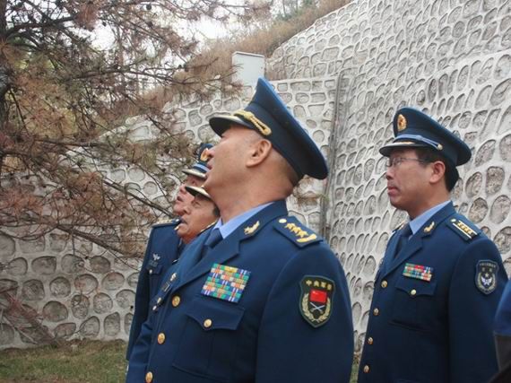 資料圖：空軍首長瞻仰空軍英雄紀(jì)念墻。