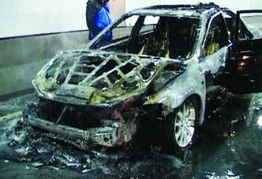 馬自達(dá)6新車行駛過(guò)程自燃 疑因私裝氙氣燈