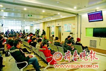 18日上午,在青島婦兒醫(yī)院產(chǎn)科門診候診的孕婦及家人。本報(bào)記者董海蕊攝